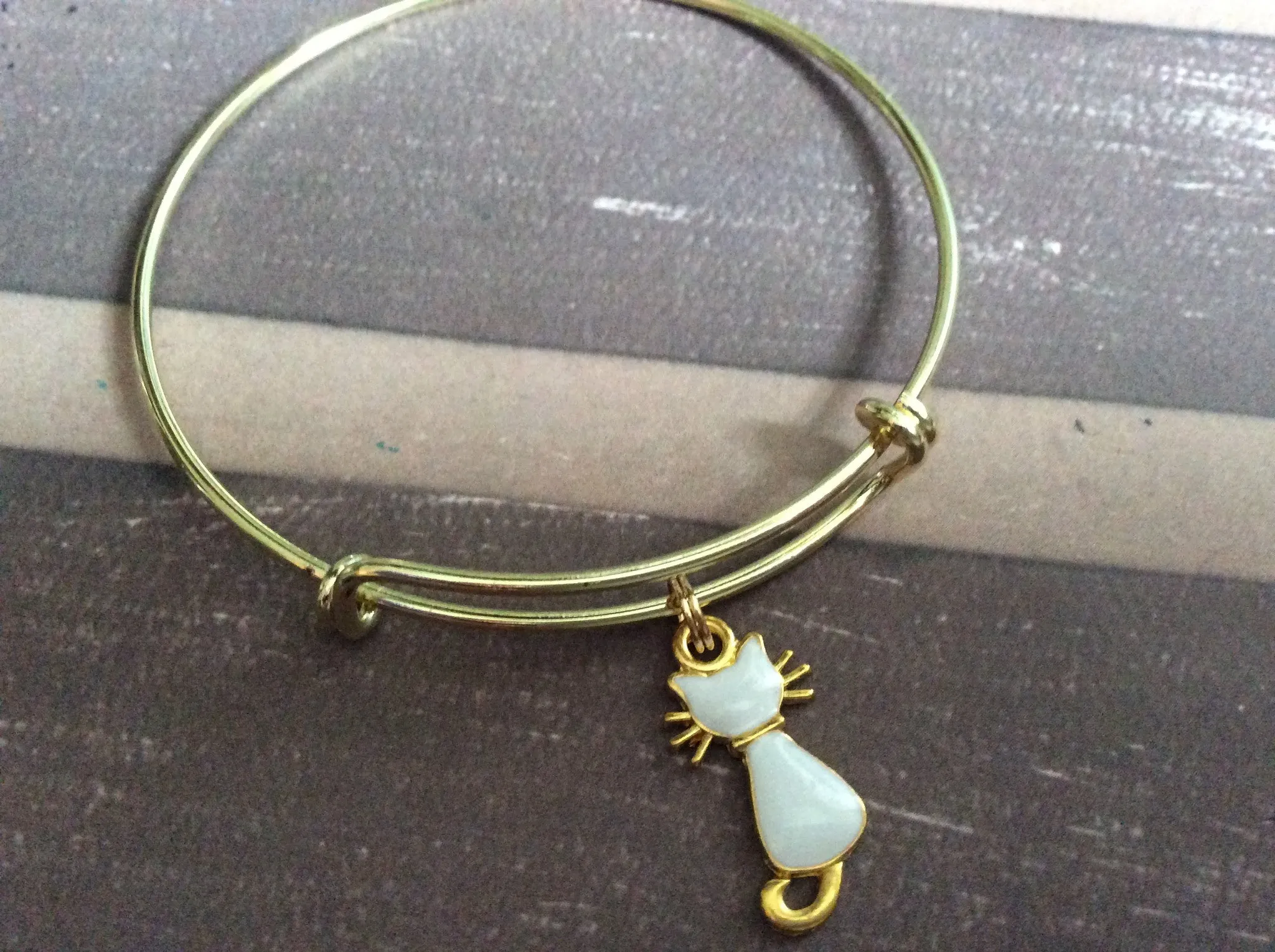 Adorable Cat Charm Bracelet Expandable Adjustable Gold Wire Bangle One Gift Kitten white