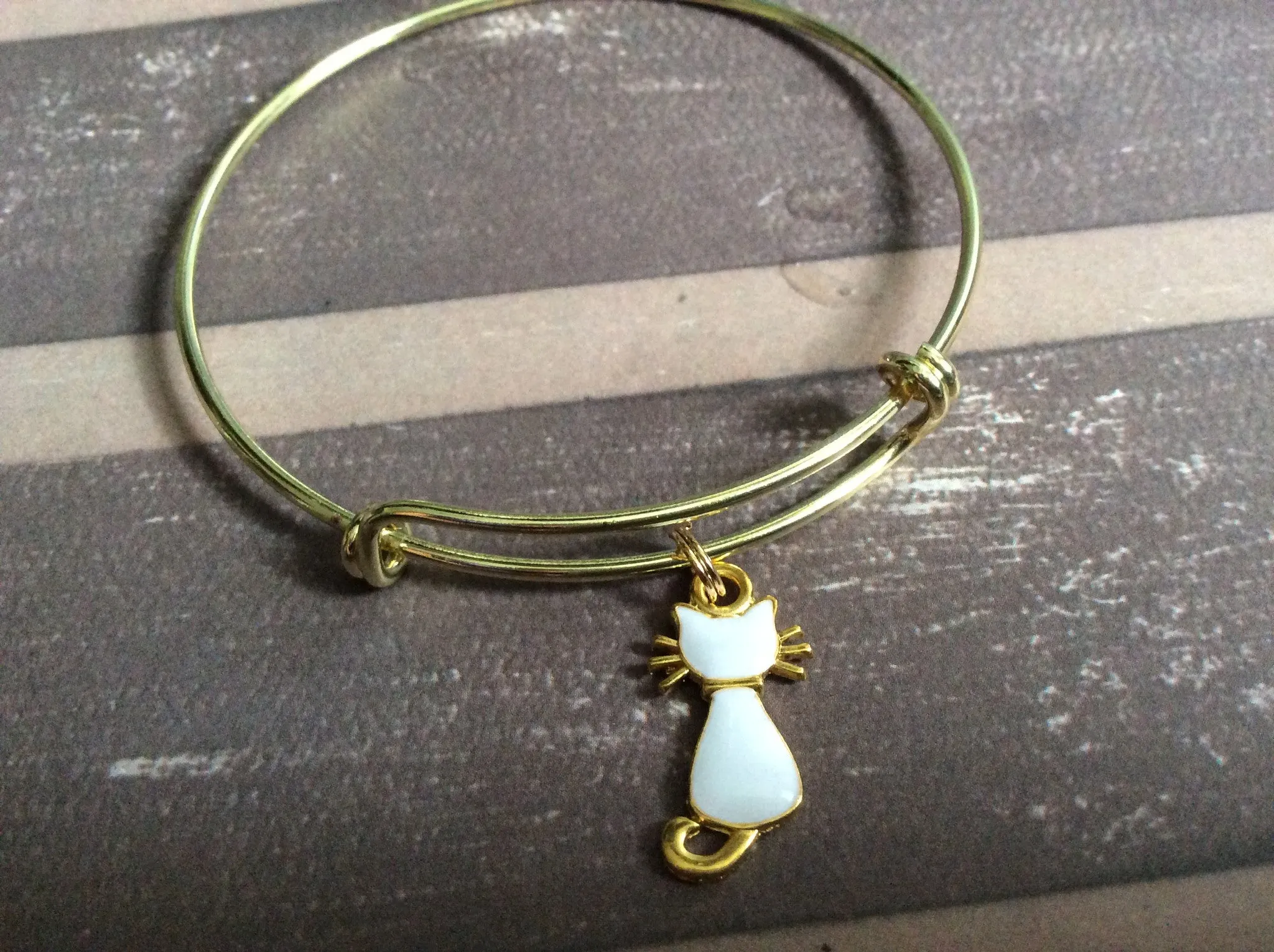 Adorable Cat Charm Bracelet Expandable Adjustable Gold Wire Bangle One Gift Kitten white