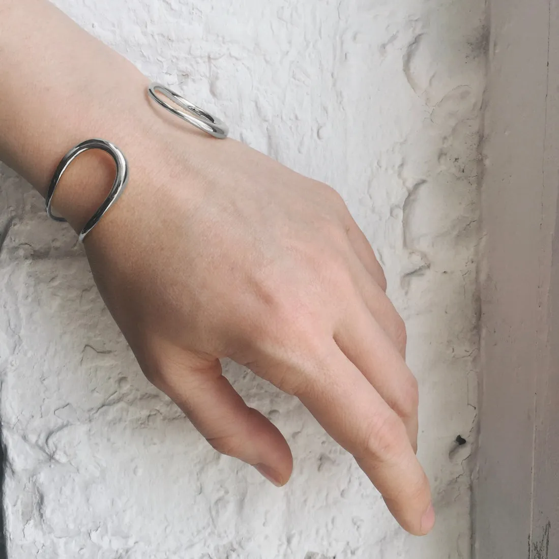 Alter Bangle in Rhodium