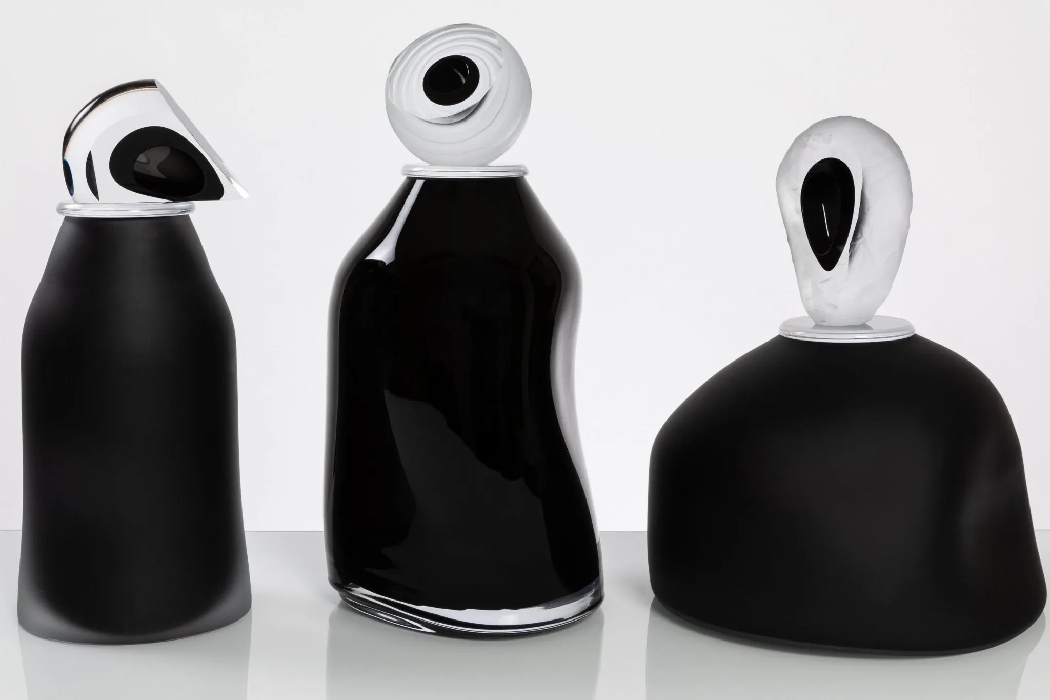 “Ovation” Large Black Glass Cremation Urn