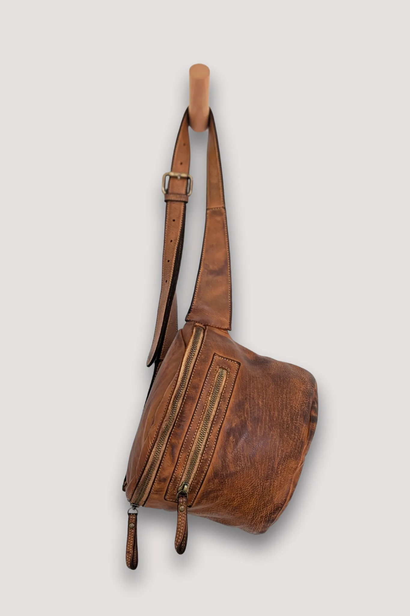 Rider Crossbody Sling Bag - Cognac Rocks