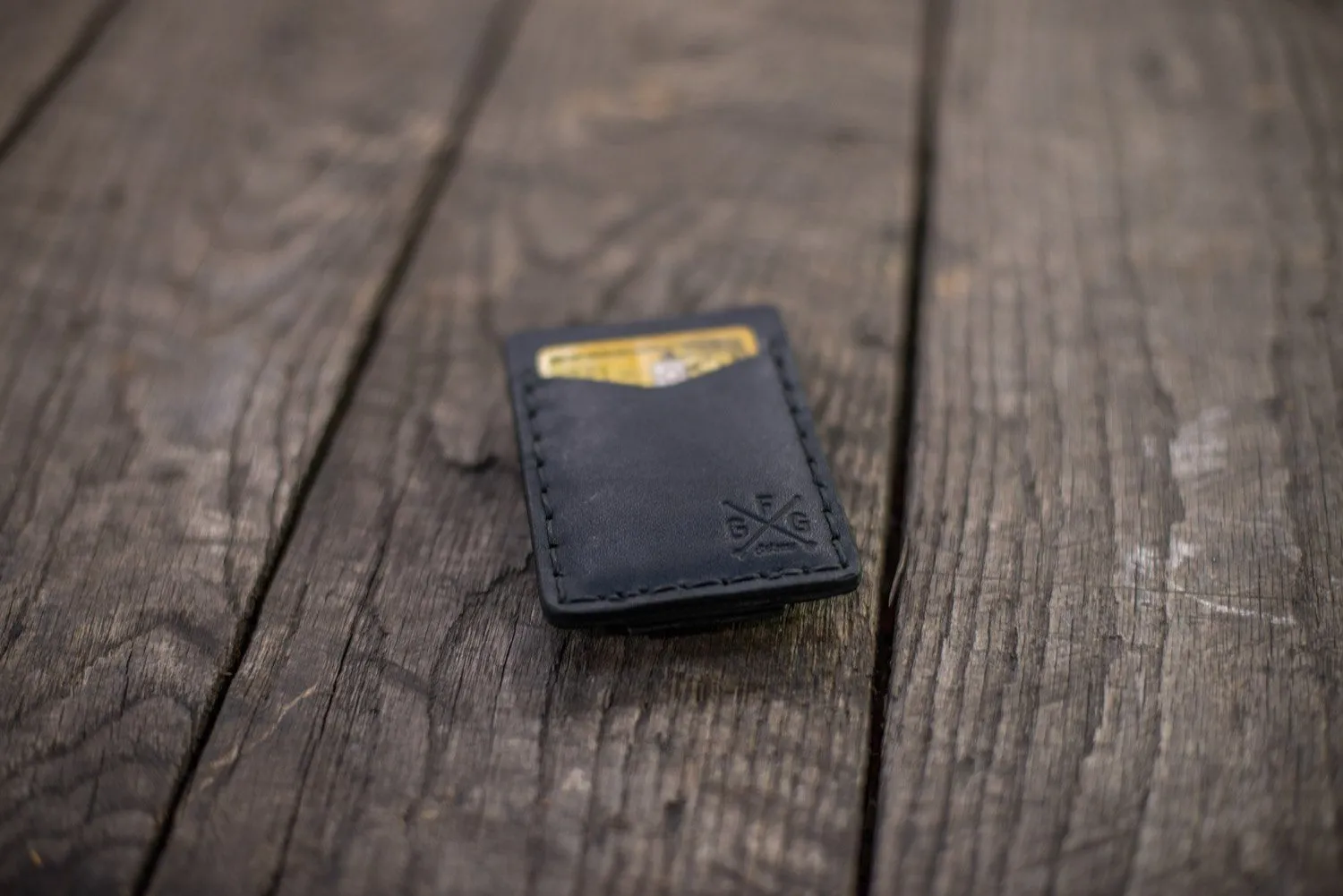 SLIM LEATHER CARD WALLET WITH MAGNETIC MONEY CLIP