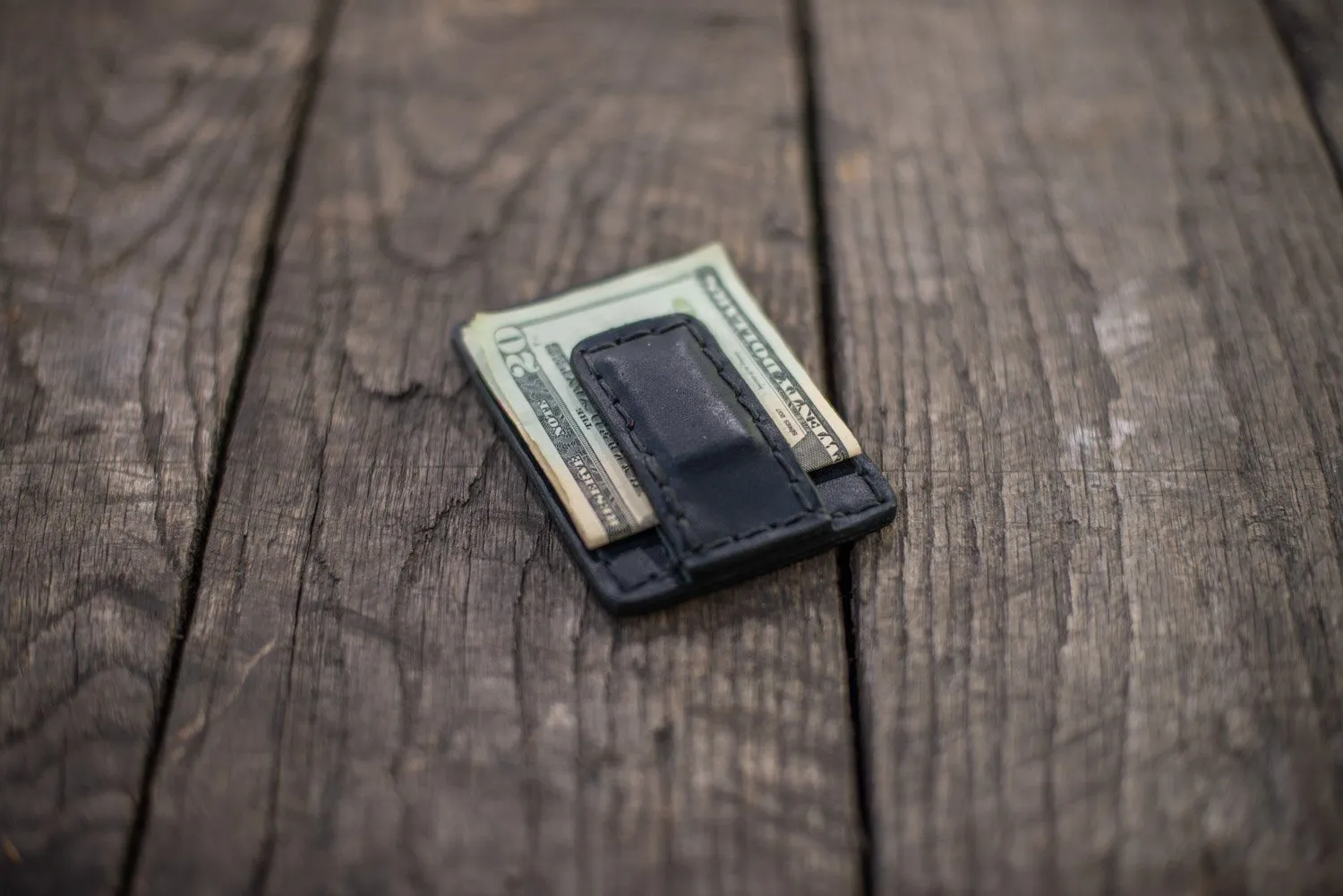 SLIM LEATHER CARD WALLET WITH MAGNETIC MONEY CLIP