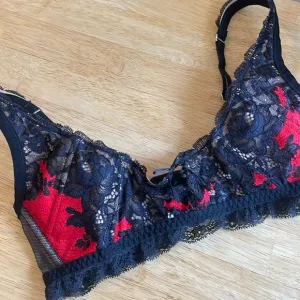 Victoria’s Secret Seduction lace bra sling, bralette, corset M